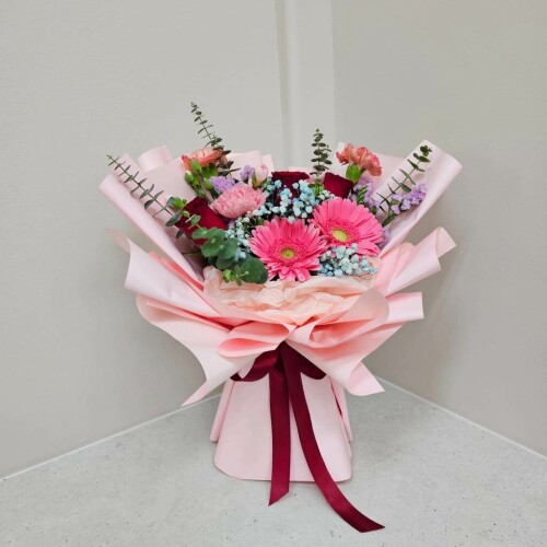 Radiant gerbera bouquet at Prince’s Flower Shop – a perfect gift for any occasion! Dial +65 6766 7000 or click https://prince.com.sg to spread the joy!